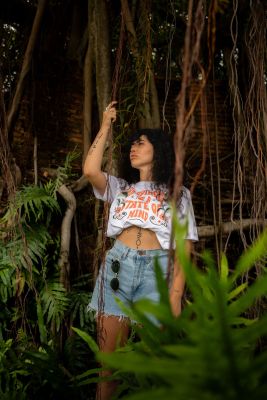 CAMISETA DE MUJER BLANCA FLOWER CROPPED