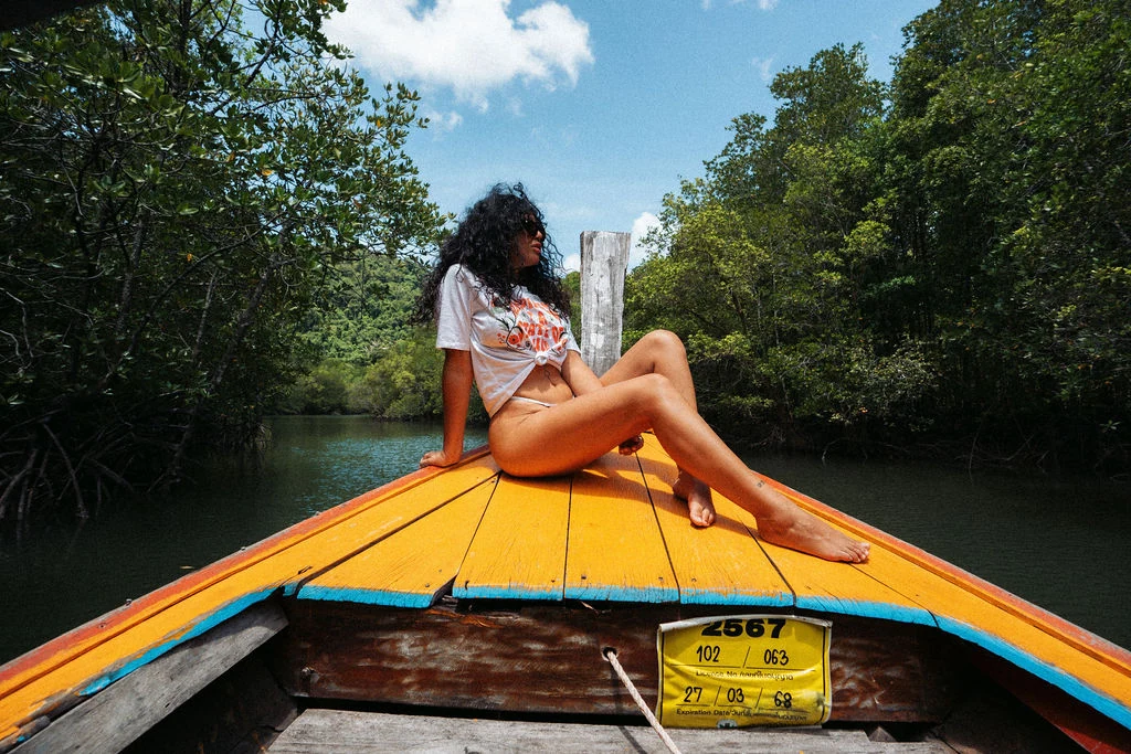 CAMISETA DE MUJER BLANCA FLOWER CROPPED