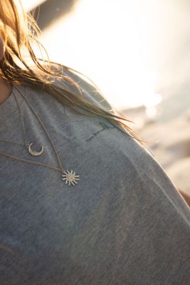 CAMISETA DE MUJER TRUST THE PROCESS GRIS CROPPED